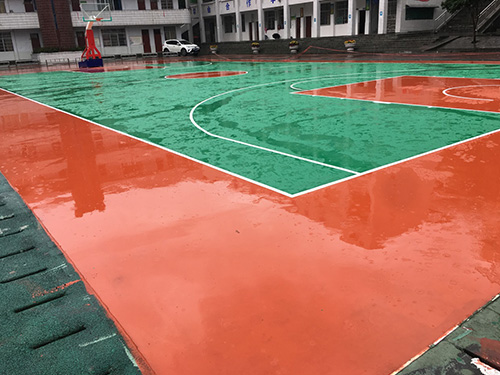 吉首瀘溪縣鎮(zhèn)中完小學(xué)塑膠籃球場，羽毛球場