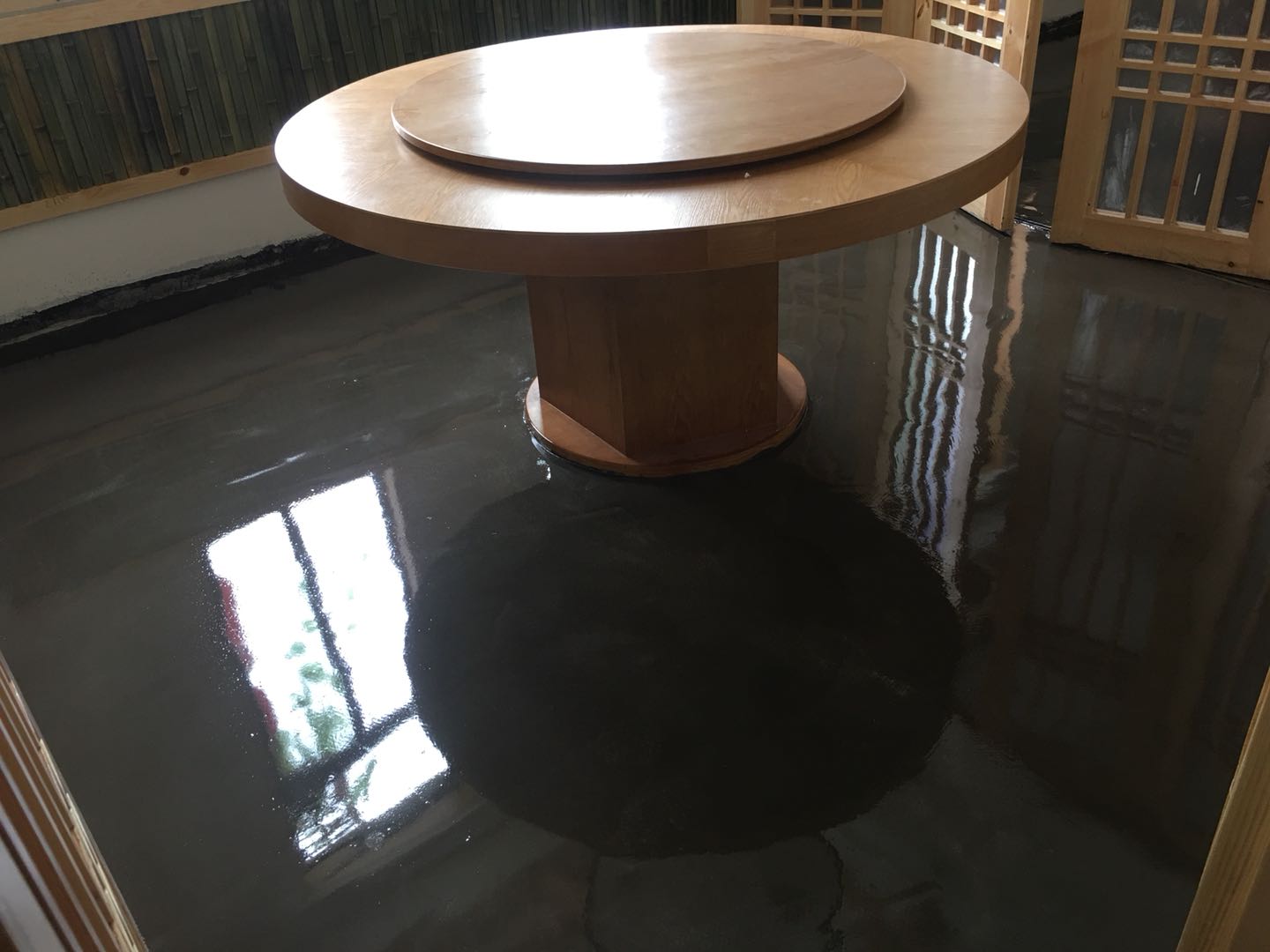 吉首市乾州餐廳環(huán)氧復(fù)古地坪施工完成，祝老板生意興隆，財源廣進